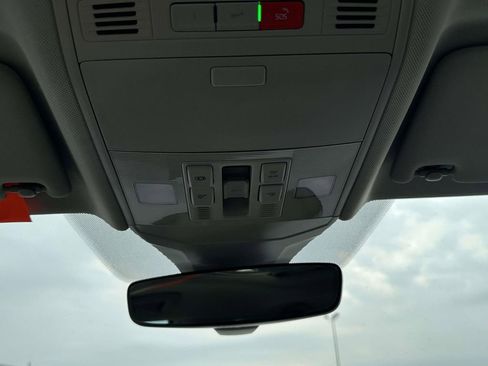 Certified 2025 Volkswagen Jetta SE w/ Sunroof Package image 31