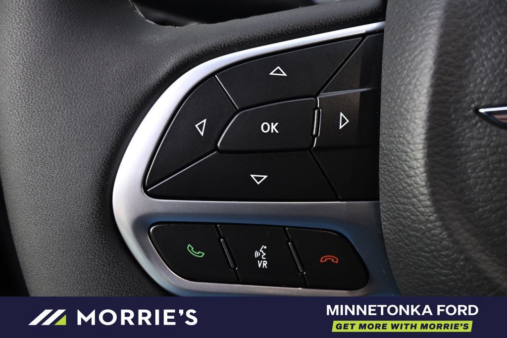 Used 2026 Chrysler Pacifica Select FWD image 34