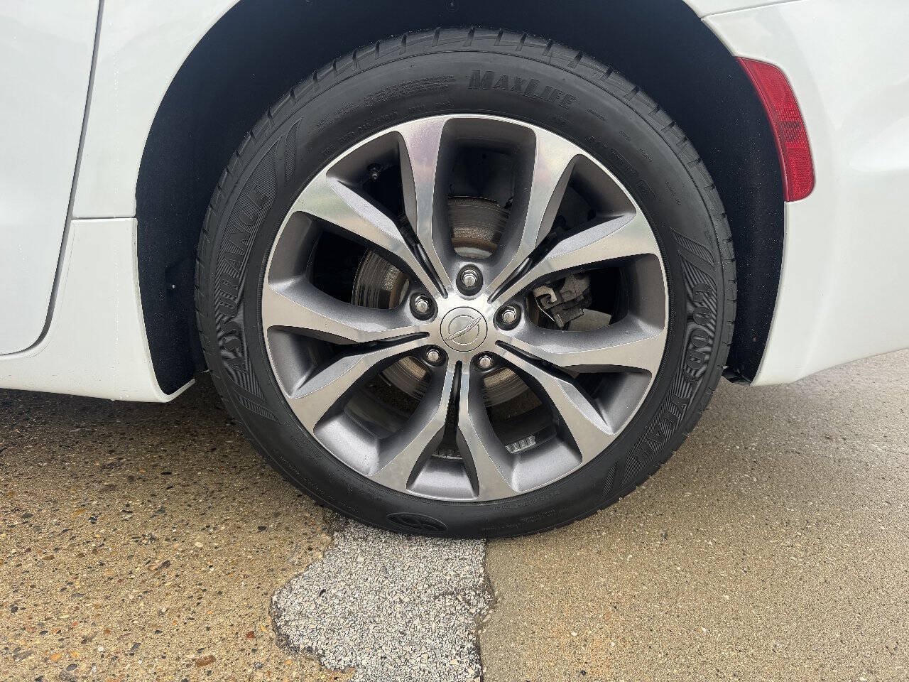 Used 2017 Chrysler Pacifica Limited w/ Tire & Wheel Group FWD image 9