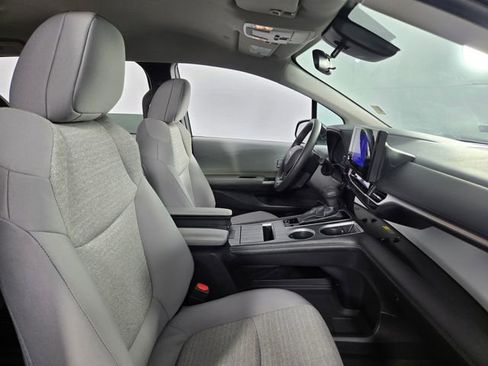 Used 2025 Toyota Sienna LE image 15