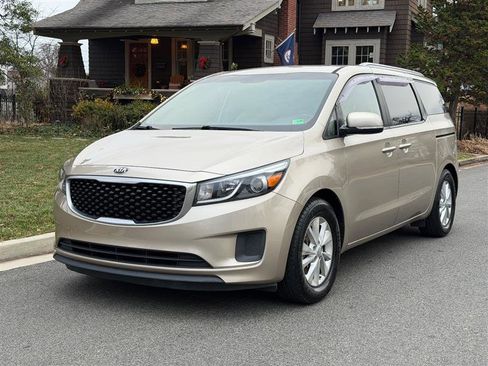 Used 2016 Kia Sedona LX w/ LX Convenience Package image 3