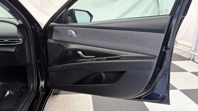 Used 2025 Hyundai Elantra Limited FWD image 21