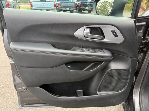 Used 2023 Chrysler Pacifica Touring-L w/ S Appearance Package FWD image 20