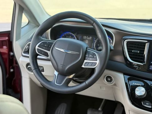 Used 2017 Chrysler Pacifica Touring-L image 28