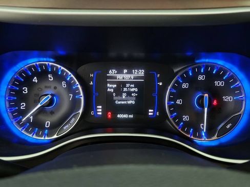 Used 2020 Chrysler Voyager L FWD image 11