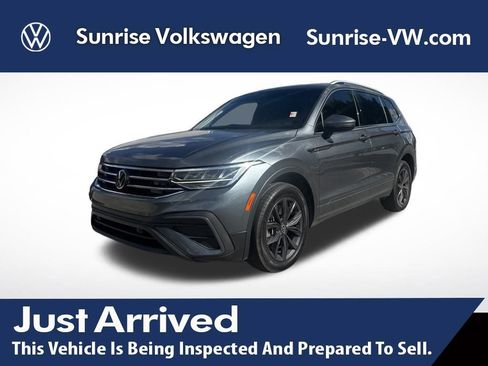Used 2022 Volkswagen Tiguan SE image 1