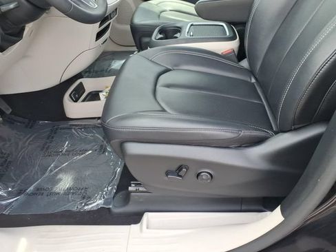 Used 2024 Chrysler Pacifica Touring-L FWD image 14