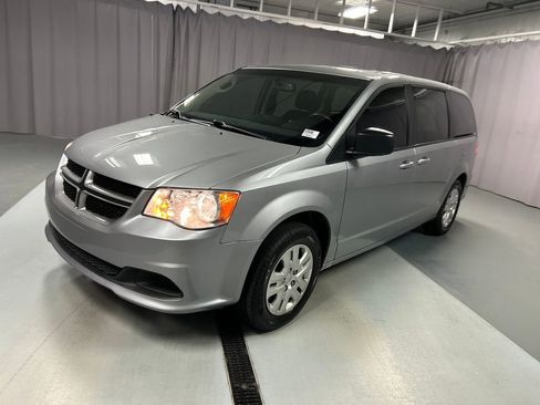 Used 2018 Dodge Grand Caravan SE w/ UConnect Hands-Free Group image 3