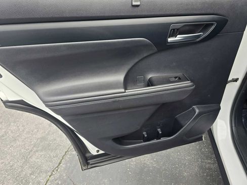 Used 2021 Toyota Highlander XLE image 20
