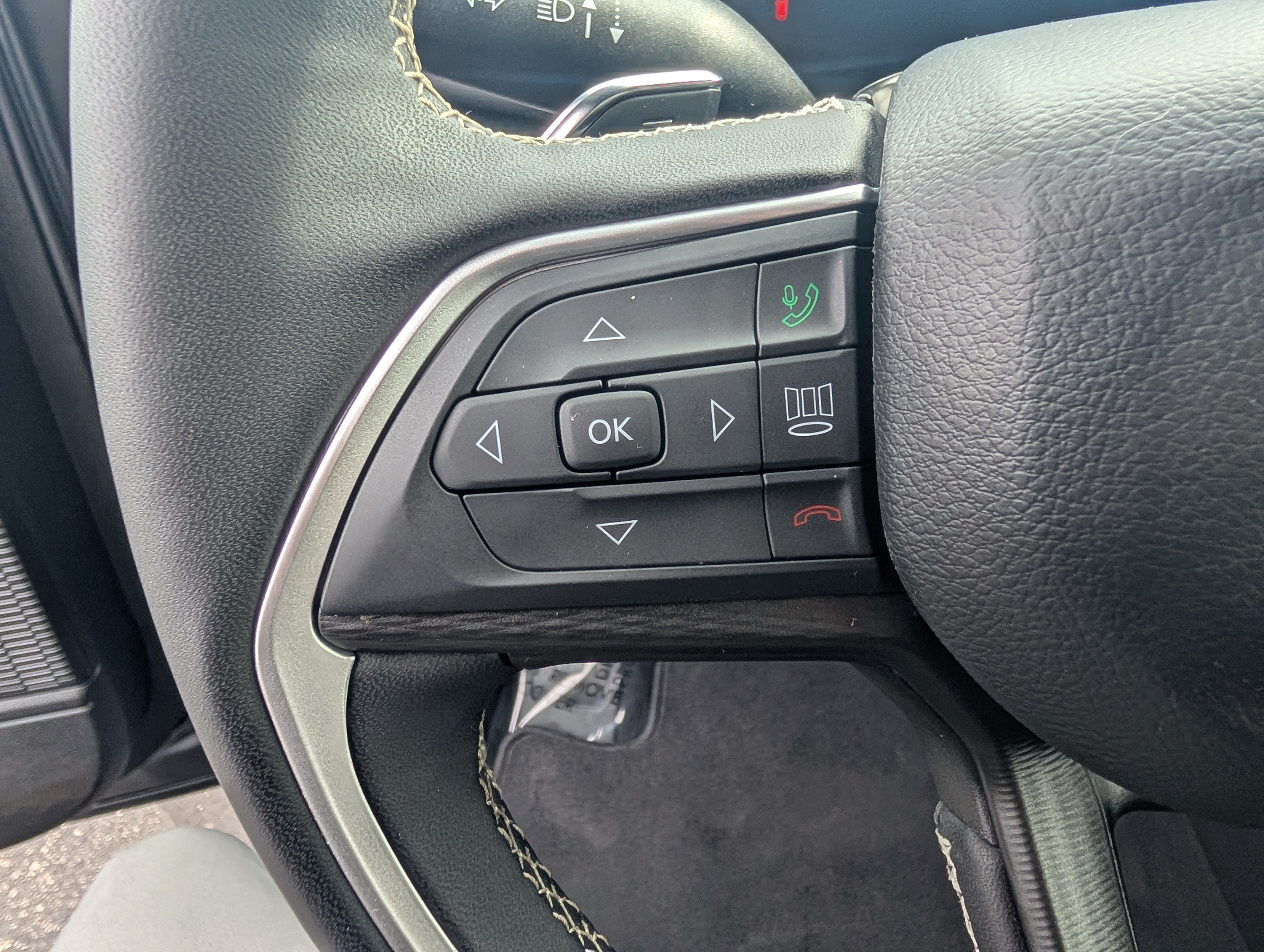 Used 2025 Jeep Grand Cherokee Altitude AWD/4WD image 15