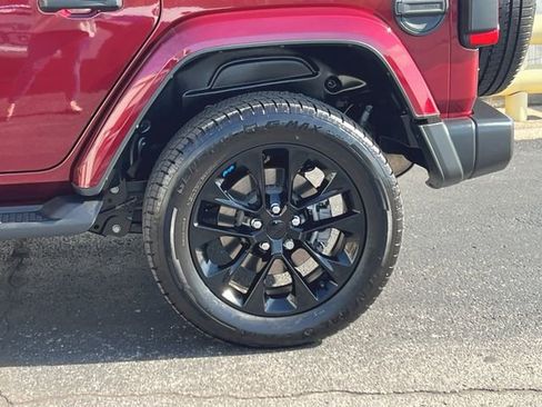 Used 2022 Jeep Wrangler Unlimited Sahara w/ Cold Weather Group AWD/4WD image 18