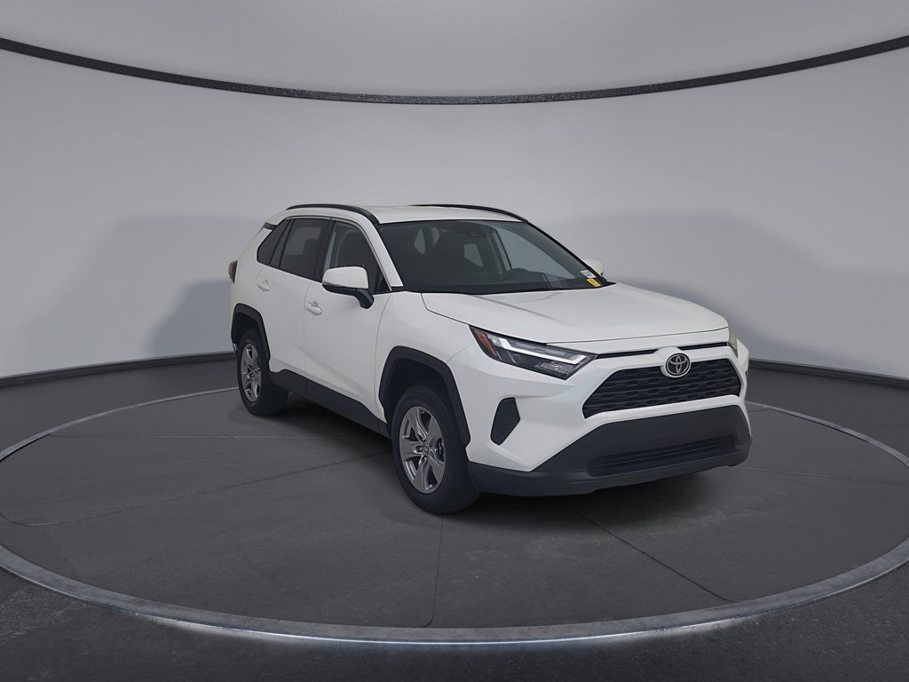 Used 2025 Toyota RAV4 XLE AWD/4WD image 2