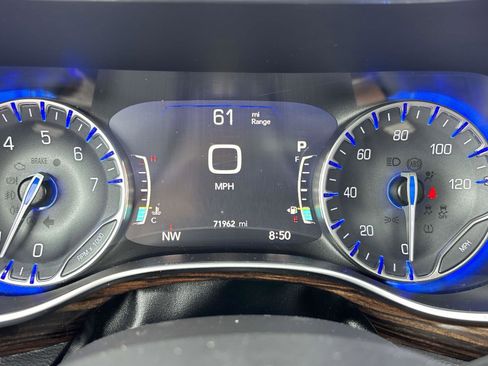 Used 2023 Chrysler Pacifica Limited image 21