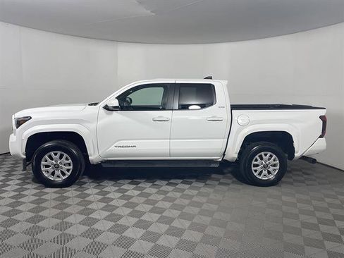 Certified 2025 Toyota Tacoma SR5 AWD/4WD image 4