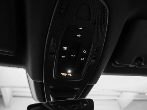 Used 2025 Porsche Cayenne image 37