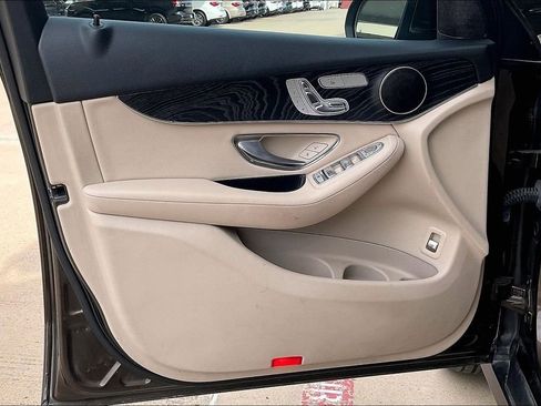 Used 2018 Mercedes-Benz GLC 300 w/ Premium Package image 17