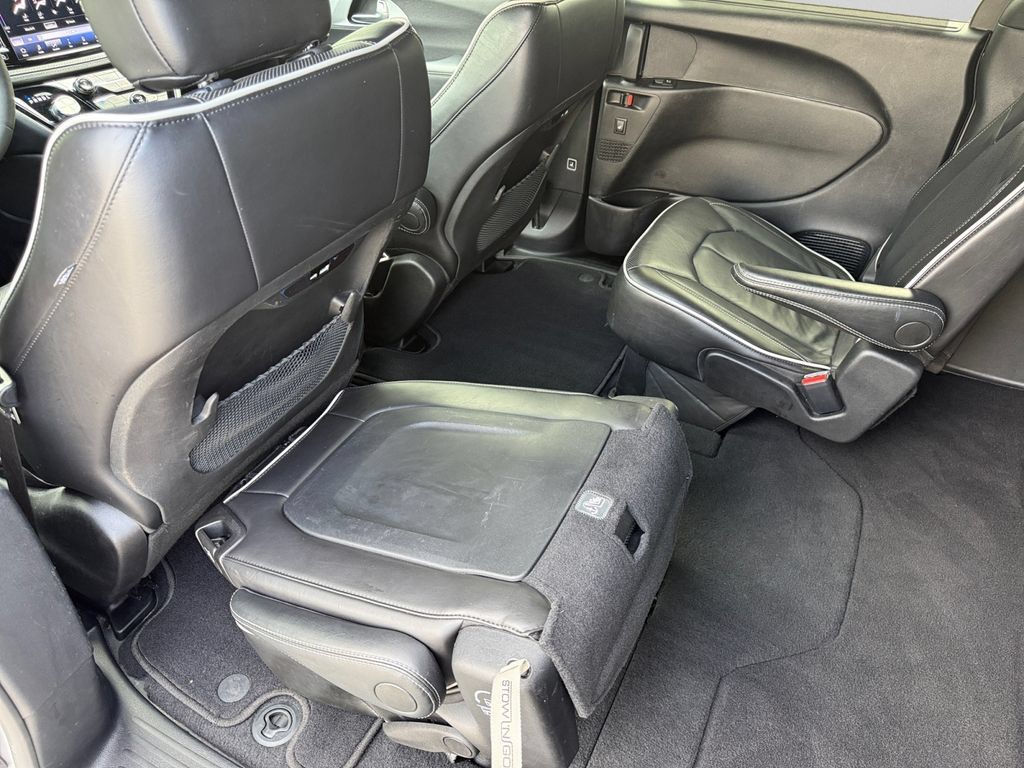 Certified 2025 Chrysler Pacifica Limited FWD image 29