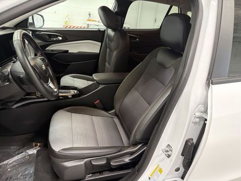 Certified 2025 Chevrolet Trax LT w/ LT Convenience Package image 19