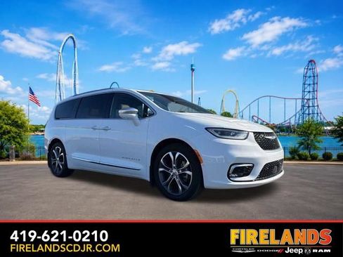 Used 2022 Chrysler Pacifica Pinnacle FWD image 1