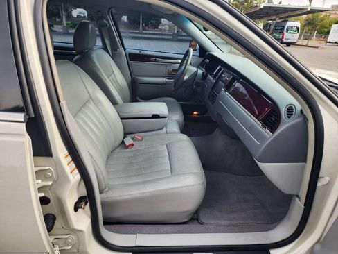 Used 2004 Lincoln Town Car Signature RWD image 20