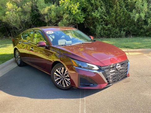 Used 2023 Nissan Altima 2.5 SV FWD image 1