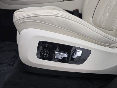 Used 2025 BMW X7 M60i w/ Executive Package image 30
