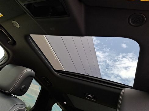 New 2025 Land Rover Discovery S image 10