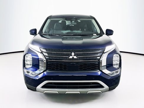 Used 2024 Mitsubishi Outlander SE image 2