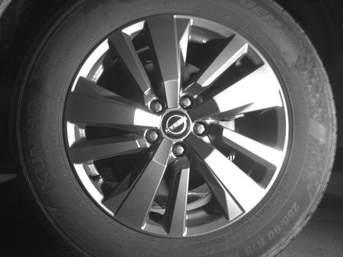 Used 2025 Nissan Pathfinder SV FWD image 14