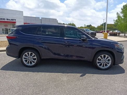 Used 2021 Toyota Highlander Limited FWD image 2