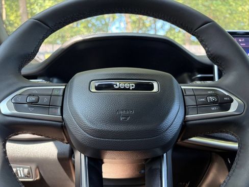 Used 2025 Jeep Compass Latitude AWD/4WD image 28