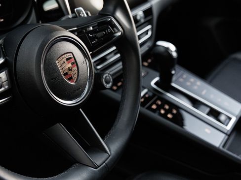 Certified 2025 Porsche Macan AWD/4WD image 19