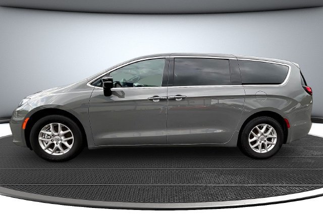 Used 2025 Chrysler Pacifica Select FWD image 8