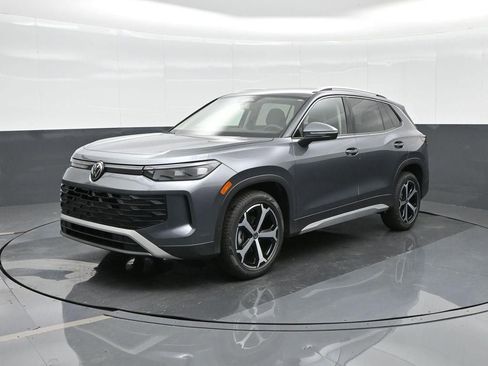 New 2025 Volkswagen Tiguan SE image 3