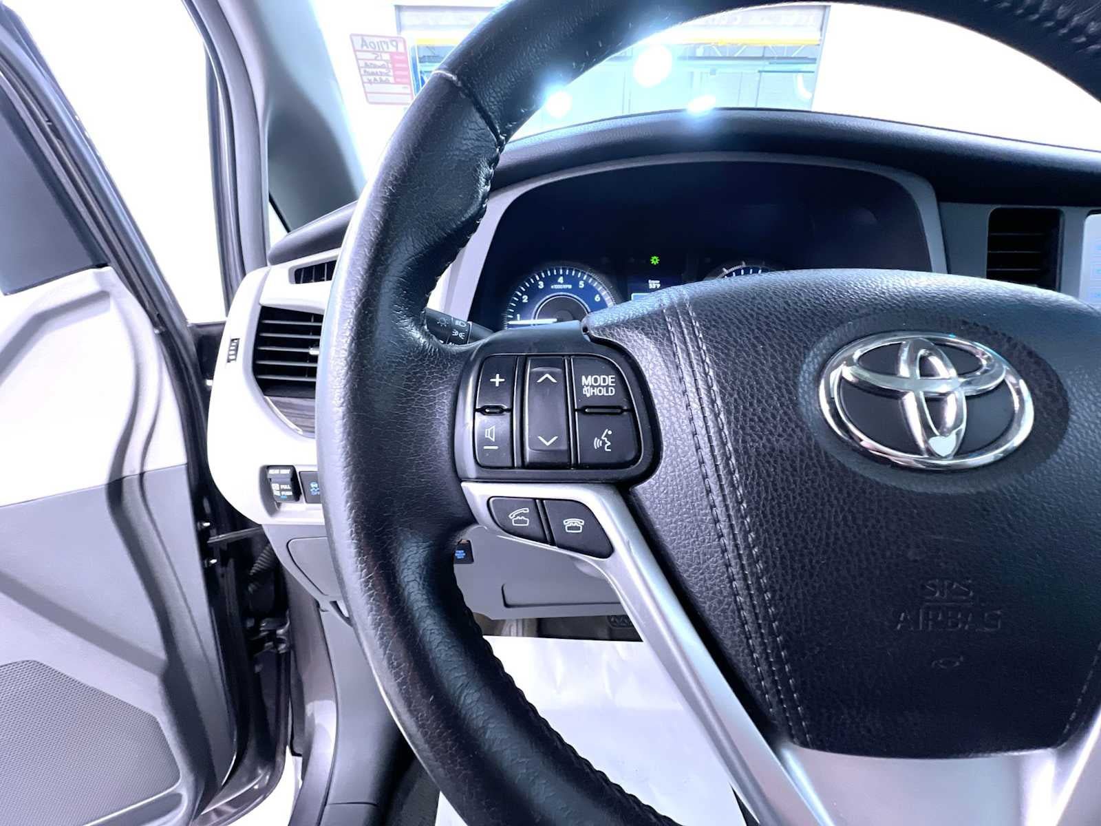Used 2015 Toyota Sienna XLE FWD image 20