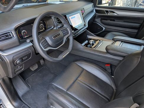 Used 2025 Jeep Wagoneer L Series II w/ 8-pass Seating Package AWD/4WD image 2