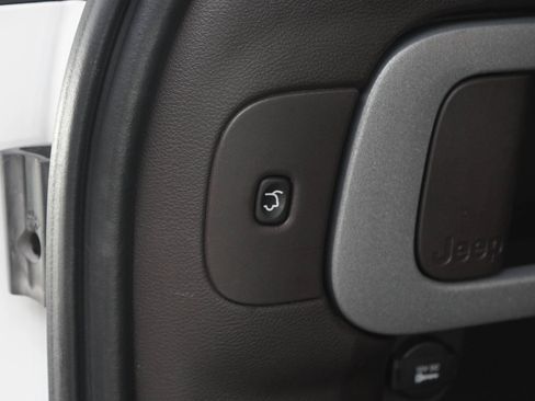 Used 2016 Jeep Cherokee Overland w/ Technology Group AWD/4WD image 17