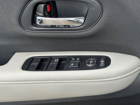 Certified 2022 Honda HR-V LX image 28