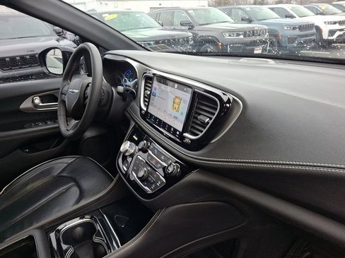 Used 2023 Chrysler Pacifica Limited w/ S Appearance Package image 12