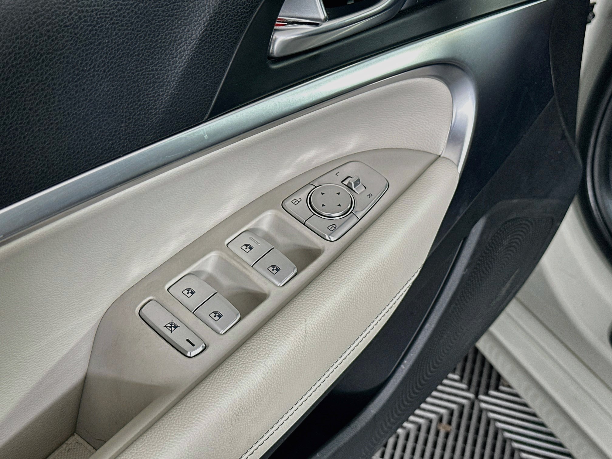Used 2025 Genesis G70 2.5T RWD image 15