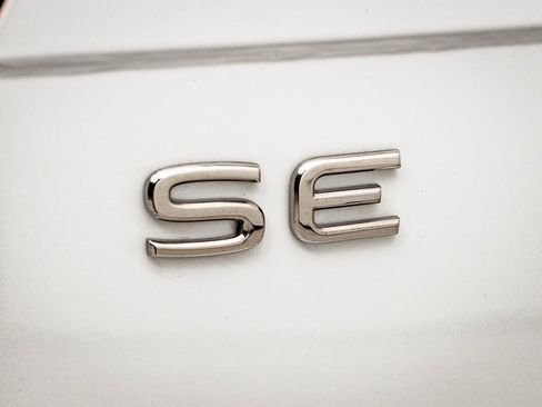 Used 2023 Volkswagen Tiguan SE w/ Panoramic Sunroof Package image 16