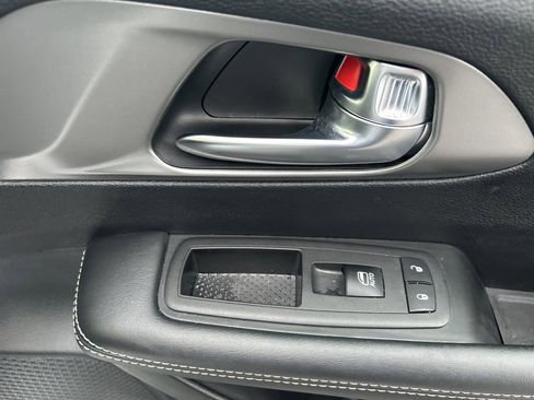 Used 2025 Chrysler Pacifica Select image 38