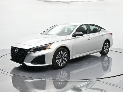 Used 2024 Nissan Altima 2.5 SV image 1