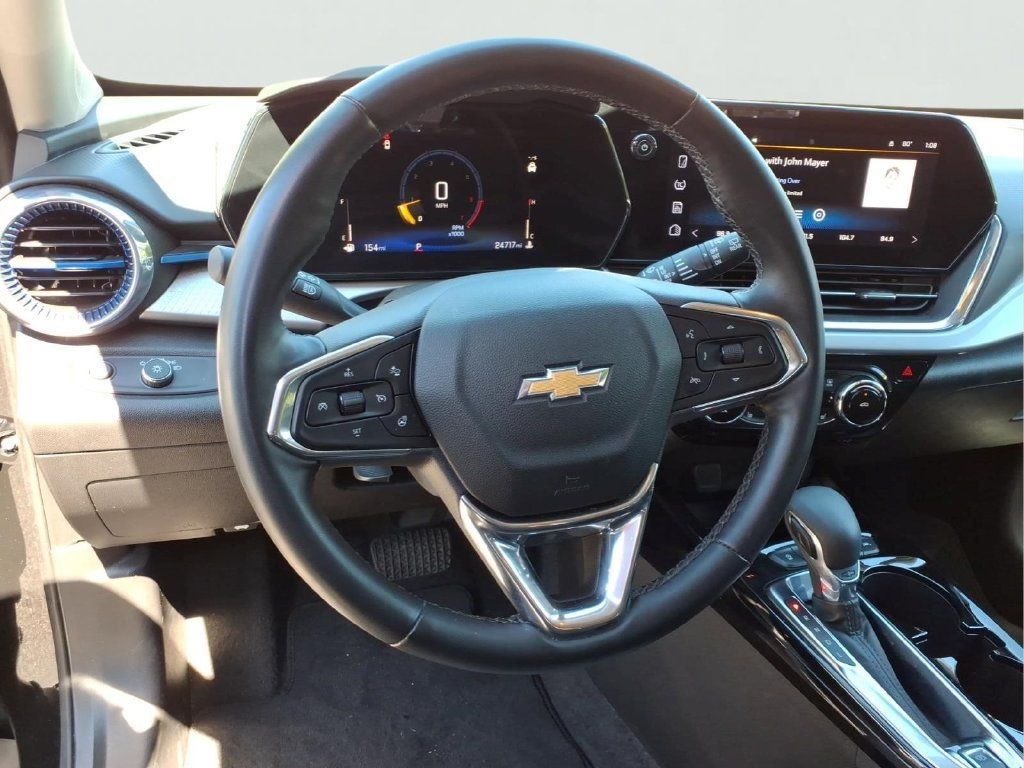 Used 2025 Chevrolet Trax LT w/ LT Convenience Package FWD image 3