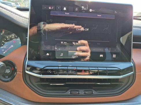 Used 2024 Jeep Compass Limited w/ Sun and Sound Group image 20