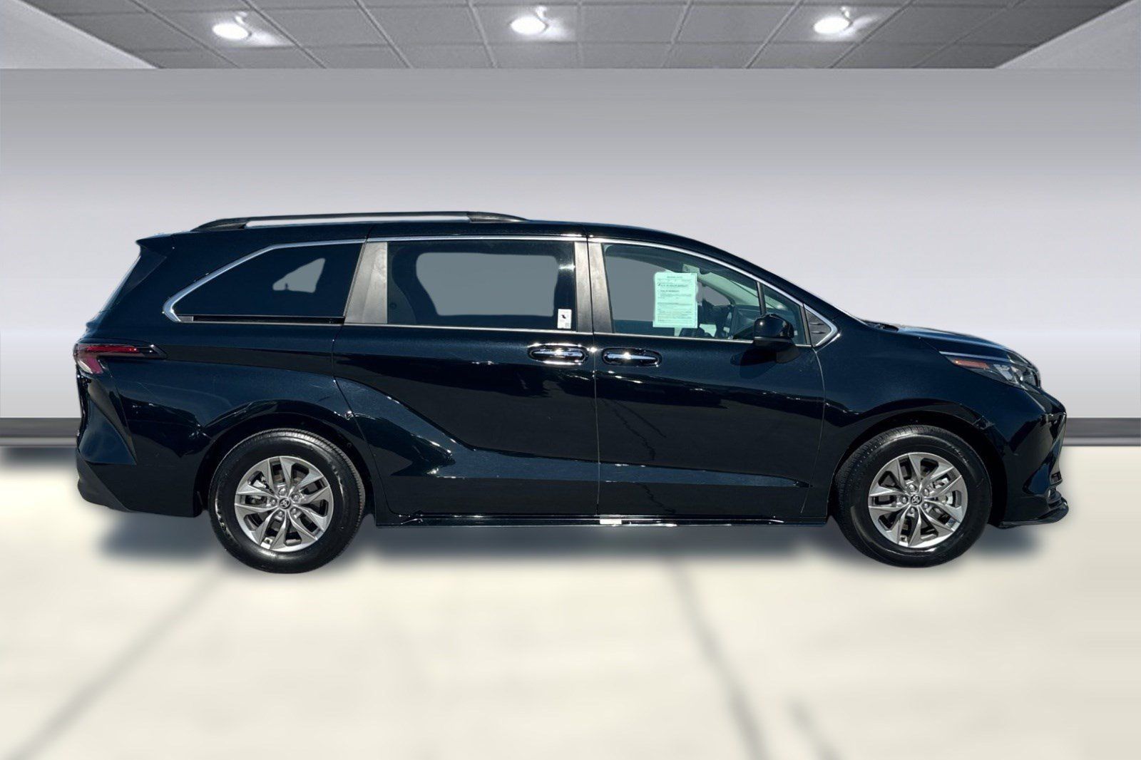 Used 2026 Toyota Sienna XLE FWD image 7