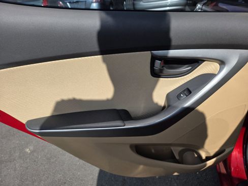 Used 2013 Hyundai Elantra GLS w/ Preferred Pkg FWD image 9
