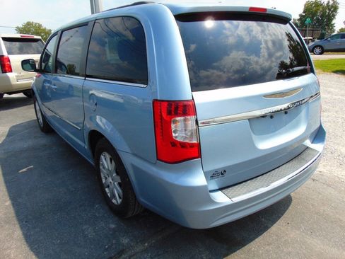 Used 2013 Chrysler Town & Country Touring FWD image 6