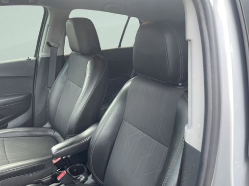 Used 2020 Chevrolet Trax LT w/ LT Convenience Package image 14