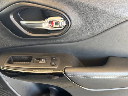 Used 2023 Jeep Cherokee Altitude Lux image 21